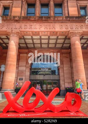 La Filadelfia Bourse - Edificio storico ora food hall con amore xoxo simbolo scultura, Philadelphia, Pennsylvania, STATI UNITI D'AMERICA Foto Stock