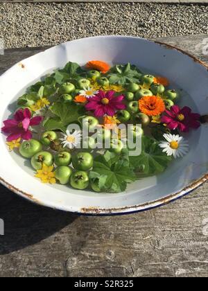 Decorazione di ciotola del tavolo di nozze con candele galleggianti Foto  stock - Alamy