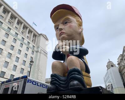 Trump sulla toilette statua a anti Trump protesta il 4 giugno 2019. Foto Stock