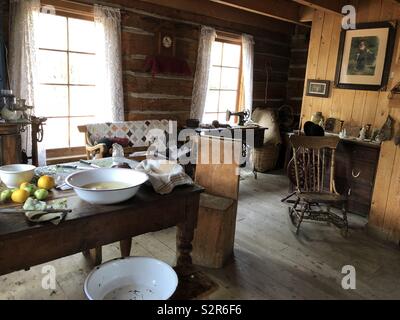 Antichi storici homestead display cucina a Fort Edmonton Park in Edmonton, Alberta, Canada Foto Stock