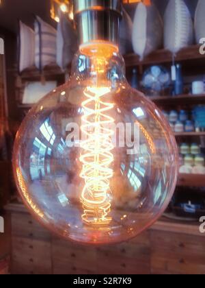 Chiudere da un filamento a forma di spirale vintage lampadina, STATI UNITI D'AMERICA Foto Stock