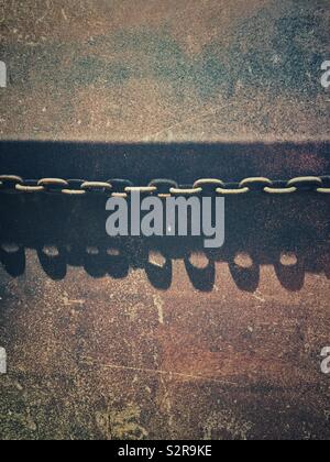Rusty catena contro sfondo arrugginito Foto Stock
