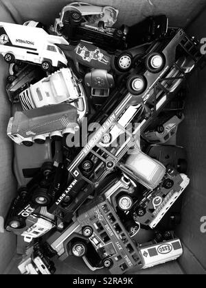 Scatola piena di giocattoli pressofusi di automobili Foto Stock