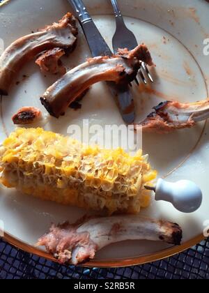 Completamente mangiati piatto finito di bimbo indietro nervature e sulla pannocchia di mais, STATI UNITI D'AMERICA Foto Stock