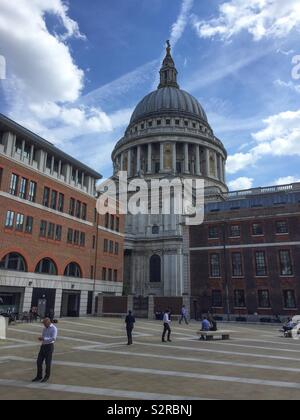 La Cattedrale di St Paul e dalla Paternoster square Foto Stock