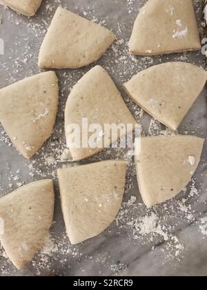 Mandazi: il nome locale per la frittura di pane dolce. La pasta è fatta con la farina di frumento, zucchero, lievito, noce di cocco e il cadmio, dopo aver fatto la pasta viene tagliata in triangoli quindi fritte in olio caldo. Foto Stock