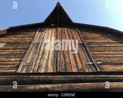 Granaio del patrimonio presso il centro storico di fur trading post e dichiarazioni interpretative museum a Fort Edmonton Park in Edmonton, Alberta, Canada Foto Stock