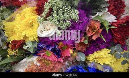 Dettaglio di fiori variopinti, visto da sopra, comprese le rose, crisantemi e bimbo di respiro Foto Stock