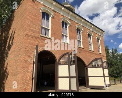 Patrimonio stazione antincendio presso il centro storico di fur trading post e dichiarazioni interpretative museum a Fort Edmonton Park in Edmonton, Alberta, Canada Foto Stock