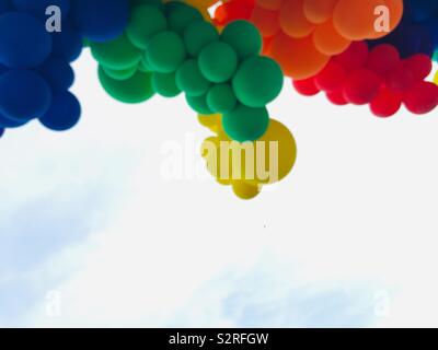 Arcobaleno di palloncini colorati. Rosso, arancione, giallo, verde, blu e  viola orgoglio display Foto stock - Alamy