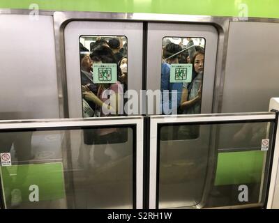 Pranzo pendolari nella metropolitana di Tokyo in Giappone. Foto Stock