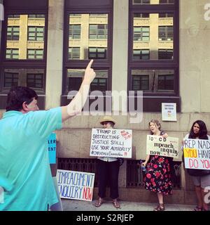 Luglio 1, 2019, New York New York. Organizzatore John D Gartner parla di perché un impeachment inchiesta contro Donald Trump dovrebbe essere aperto, durante una manifestazione di protesta al di fuori di casa sedia giudiziario Nadler dell'ufficio. Foto Stock