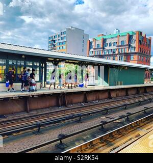 La gente in attesa sul binario presso la stazione dei treni di South Norwalk, Connecticut, Stati Uniti Foto Stock