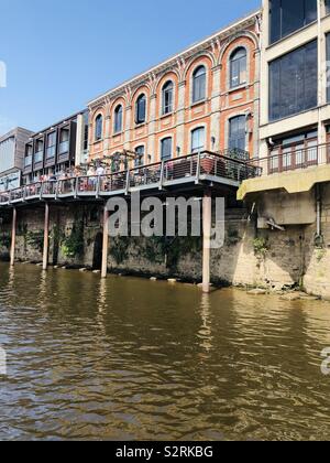 Terrazza di un bar sul lungomare vicino al fiume Ouse a York in una calda giornata estiva guardando più simili a Venezia Foto Stock