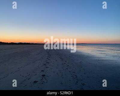 Orme nella sabbia! Questa immagine è stata scattata al famigerato Beach di St Andrews dove i carri si ardente è stato girato. È situato accanto al rinomato in tutto il mondo antico corso. Foto Stock