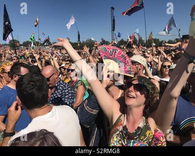 La folla immensa di ballare il set da Kylie Minogue presso il festival di Glastonbury 2019 Foto Stock