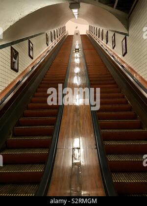 Ascensore in legno in Sant'Anna in tunnel di Antwerpen, Belgio Foto Stock