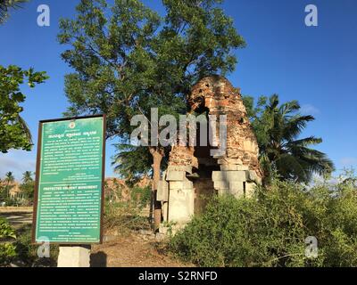 Fra le antiche rovine di Hampi, India, su una mattina d'estate Foto Stock