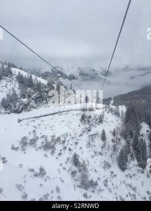 Salendo le gondole nelle montagne austriache Foto Stock