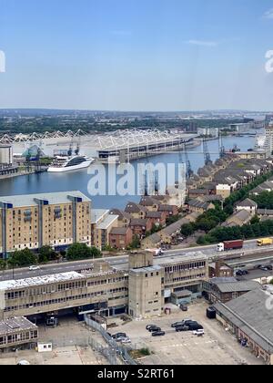 London, Regno Unito - 5 Luglio 2019: vista dalla funivia. Silvertown in primo piano. Royal Victoria Dock e il Centro Convegni Excel. Foto Stock