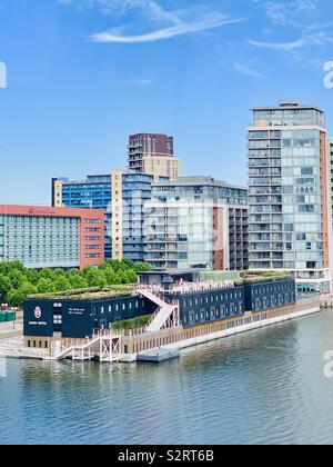 La Canning Town, Regno Unito - 5 Luglio 2019: alberghi e blocchi di appartamenti dal Royal Victoria Dock. Foto Stock