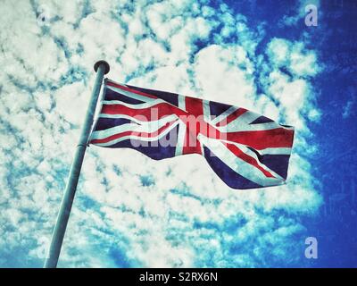 La Union Jack flag vola nel sole estivo. La bandiera del Regno Unito è talvolta indicata come la bandiera europea. Credito foto - © COLIN HOSKINS. Foto Stock
