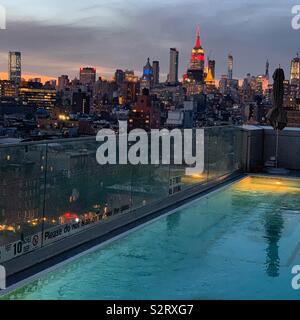 Presto la sera presso la piscina presso l'Hotel Indigo Lower East Side di New York City Foto Stock