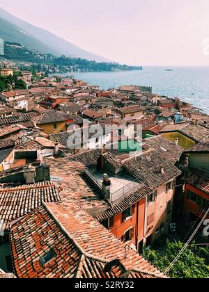 Guardando verso il basso sui tetti di Malcesine accanto al Lago di Garda Foto Stock