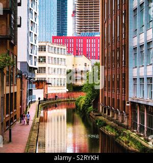 Il fiume Medlock nei pressi di Oxford Road nel centro della città di Manchester Inghilterra England Regno Unito Foto Stock