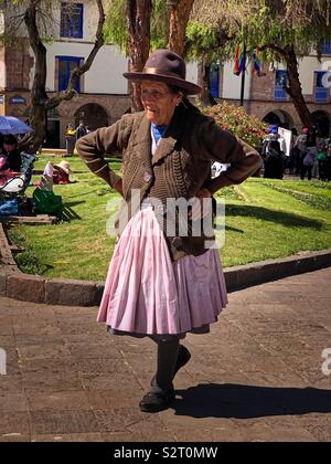 Vecchia Donna Peruviana in abito tradizionale a Cusco Cuzco Perú Perù. Foto Stock