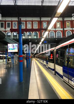 Piattaforma. Stazione della metropolitana Principe Pio, Madrid, Spagna. Foto Stock