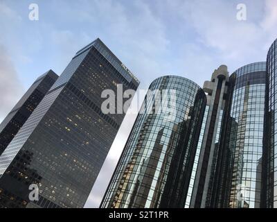 LOS ANGELES, CA, GIU 2019: fortemente angolati vista guardando fino a grattacieli di National City Plaza e il Westin Bonaventure Hotel nel centro cittadino Foto Stock