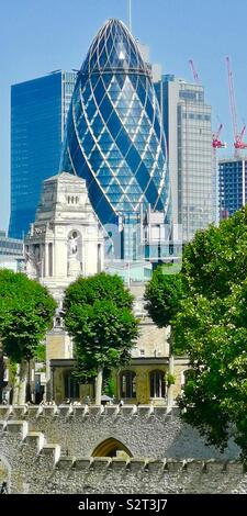 Il vecchio e il nuovo. Il moderno edificio Gherkin e la Torre di Londra. Foto Stock
