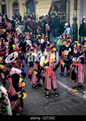 Colorfully vestiti bambini peruviani su sun festival parade per il solstizio d'inverno. Inti Raymi'rata Inca Raymi celebrazione in Cusco Cuzco Perú Perù. Foto Stock