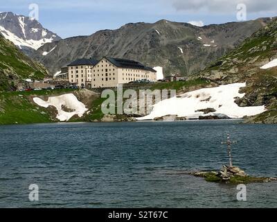 Gran San Bernardo e ospizio visto dal lato italiano, Italia/Svizzera Foto Stock