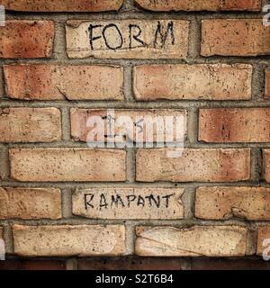 'Forma è dilagante' scritto su un muro di mattoni in Finchley, Londra Nord. Foto Stock