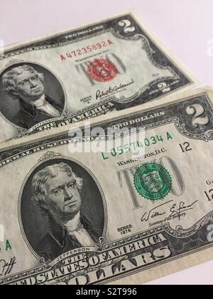 Vicino sul set di white paper di due di noi due fatture del dollaro, STATI UNITI D'AMERICA Foto Stock