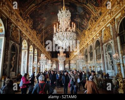 Famosa Sala degli Specchi nel Palazzo di Versailles piena di visitatori Foto Stock