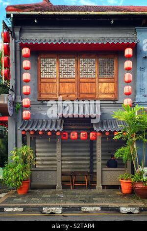 La facciata colorata di una bottega a schiera nel vecchio bazaar principale a Kuching Waterfront, Sarawak, Malaysia Foto Stock