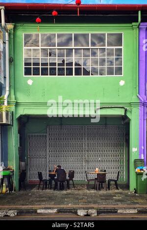 La facciata colorata di una bottega a schiera nel vecchio bazaar principale a Kuching Waterfront, Sarawak, Malaysia Foto Stock