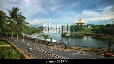 Il Waterfront precinct, con la Darul Hana il ponte che attraversa il fiume Sarawak e l Assemblea Legislativa dello Stato edificio (Bangunan Dewan Undangan Negeri), Kuching, Sarawak, Malaysia Foto Stock