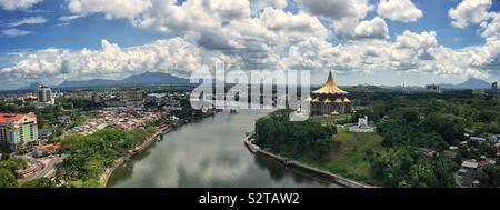 Vista panoramica di Kuching: (l-r) il Bazaar Principale, Waterfront, Darul Hana il ponte che attraversa il fiume Sarawak e membro assemblea legislativa edificio (Bangunan Dewan Undangan Negeri), Sarawak, Malaysia Foto Stock