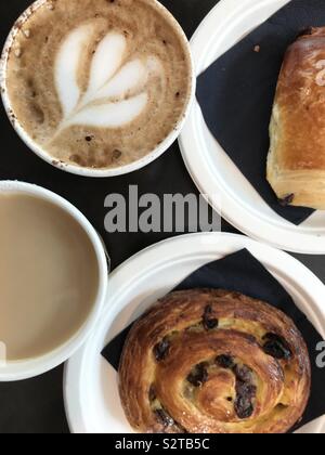 La prima colazione per due persone composto da dolci, bollitore per tè e caffè. Foto Stock