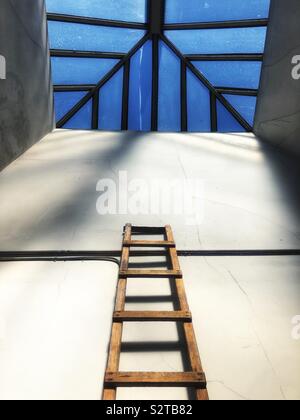 Cerca fino alla scaletta di legno e lucernario Foto Stock