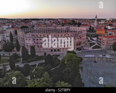 Immagine aerea del Colosseo a Pula in Croazia a sunrise. Foto Stock