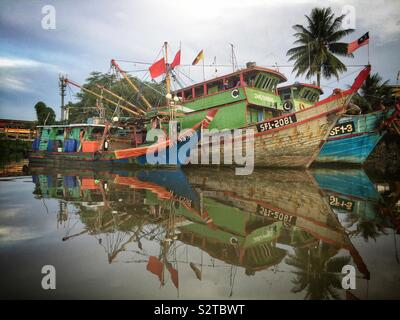 Barche da pesca ormeggiato sul fiume Sarawak Kuching, Sarawak, Malaysia Foto Stock
