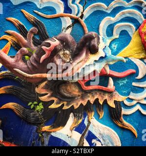 Draghi decorare la Tua Pek Kong Tempio Taoista nel vecchio Bazaar Principale, Kuching Waterfront, Sarawak, Malaysia Foto Stock