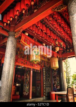 Lanterne e arazzi decorare la Tua Pek Kong Tempio Taoista nel vecchio Bazaar Principale, Kuching Waterfront, Sarawak, Malaysia Foto Stock