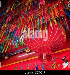 Lanterne e arazzi decorare la Tua Pek Kong Tempio Taoista nel vecchio Bazaar Principale, Kuching Waterfront, Sarawak, Malaysia Foto Stock