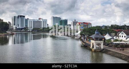Il Waterfront precinct lungo la riva sud del fiume Sarawak Kuching, Sarawak, Malaysia Foto Stock